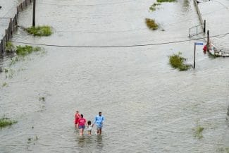 Știri de azi | Weekend de coșmar în SUA: Cel puțin 20 de persoane au murit în urma inundațiilor și a tornadelor - Știri de azi | 