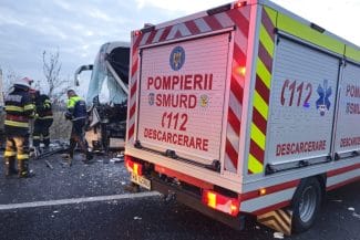 media-173341021582259100.jpeg - Știri de azi Știri de azi | Un autoturism şi un autocar s-au ciocnit la Sinaia, maşina fiind cuprinsă de un incendiu în urma impactului/ Patru persoane transportate la spital - Știri de azi |