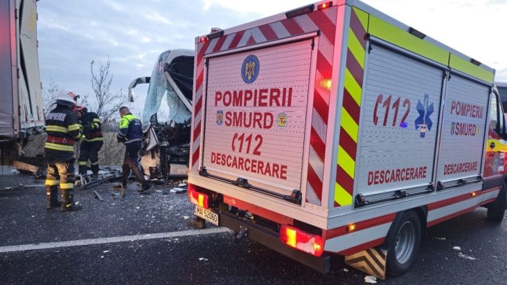 Știri de azi | Un autoturism şi un autocar s-au ciocnit la Sinaia, maşina fiind cuprinsă de un incendiu în urma impactului/ Patru persoane transportate la spital - Știri de azi | 