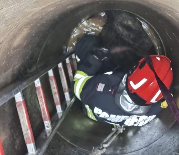 Știri de azi | Femeie căzută într-o fântână, salvată de pompieri - Știri de azi | 