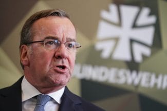 Știri de azi | Nemții pun paie pe foc. Îi cer lui Zelenski să nu accepte Pacea americană: Ar echivala cu o capitulare! - Știri de azi | 