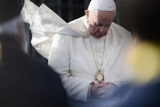 media-173984999710744300 - Știri de azi Știri de azi | Papa Francisc a murit în a doua zi de Paște. Ce spune tradiția despre sufletele plecate în aceste zile de sărbătoare - Știri de azi | Imagine de portret cu Papa Francisc rugandu-se