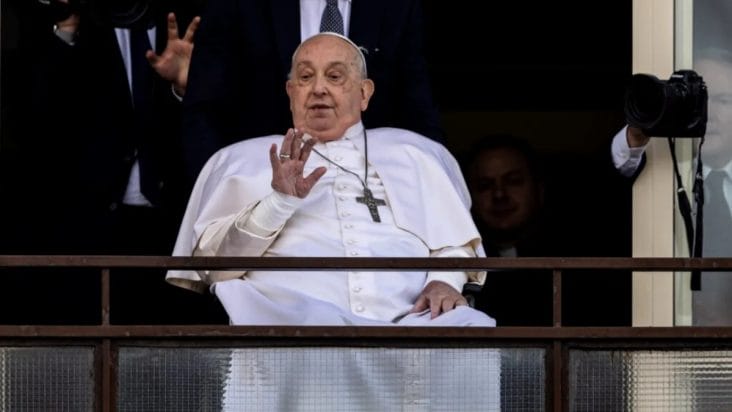 Știri de azi | Papa Francisc le-a mulțumit medicilor care i-au salvat viața în cadrul unei întâlniri la Vatican - Știri de azi | 