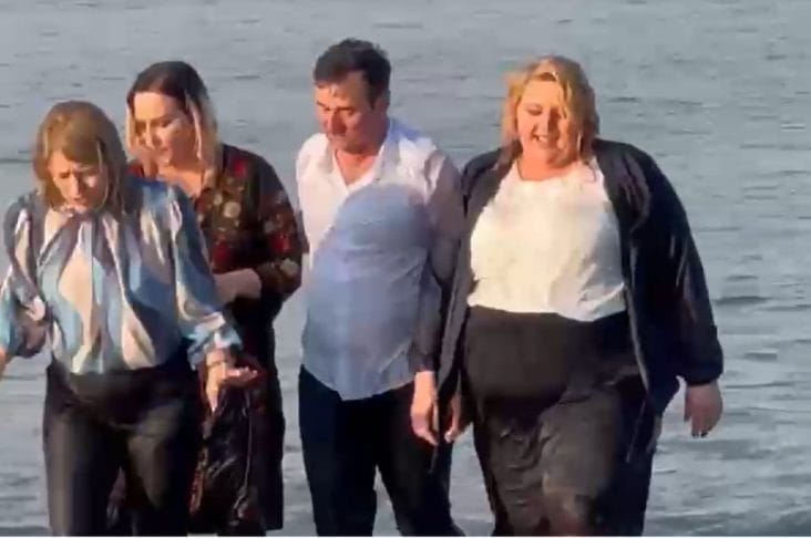 Știri de azi | VIDEO SOS România a intrat la apă – Șoșoacă și parlamentarii partidului, îmbrăcați în valurile Mării Negre - Știri de azi | 