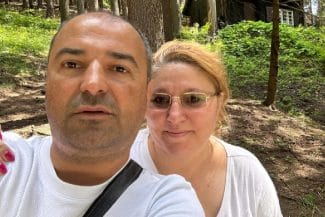 Știri de azi | Silvestru Șoșoacă dă din casă. Ce nu făcea șefa S.O.S în prezența sa - Știri de azi | 