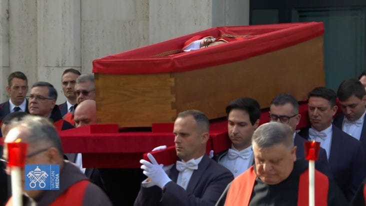 media-174539325087531900.jpeg - Știri de azi Știri de azi | VIDEO Peste o sută de mii de oameni au trecut până acum prin fața sicriului Papei Francisc - Știri de azi |