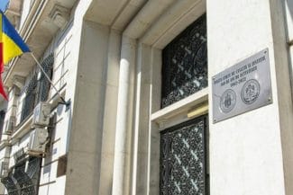 media-174560785057239100.jpg - Știri de azi Știri de azi | Scandal la Înalta Curte: TikTokerul Makaveli și Silvestru Șoșoacă, ridicați de jandarmi în timpul protestului - Știri de azi |