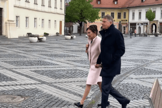 Știri de azi | VIDEO Imagini rare cu Klaus Iohannis: Gestul surprinzător făcut înainte de a intra într-o biserică - Știri de azi | 