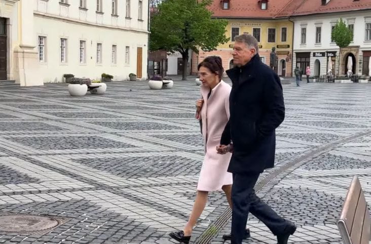 media-174578509598278600.png - Știri de azi Știri de azi | VIDEO Imagini rare cu Klaus Iohannis: Gestul surprinzător făcut înainte de a intra într-o biserică - Știri de azi |