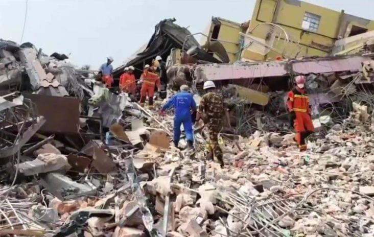 myanmar-salvare-sexagenara-91-ore-hay.png - Știri de azi Știri de azi | O echipă de asistenţă americană a aflat că va fi concediată când era în Myanmar pentru a ajuta după cutremurul devastator de luna trecută - Știri de azi |