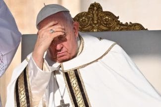 papa-francisc-cu-mana-la-frunte-tw.jpg - Știri de azi Știri de azi | Francisc, ultimul papă înainte de Apocalipsă? Strania profeţie din secolul al XII-lea a Sfântului Malachia - Știri de azi |