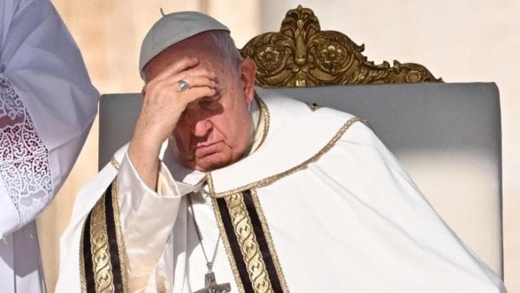 papa-francisc-cu-mana-la-frunte-tw.jpg - Știri de azi Știri de azi | Francisc, ultimul papă înainte de Apocalipsă? Strania profeţie din secolul al XII-lea a Sfântului Malachia - Știri de azi |