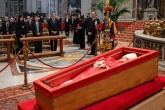 papa-francisc-funeralii.jpg - Știri de azi Știri de azi | UPDATE – Funeraliile Papei Francisc au loc sâmbătă, la Vatican, reunind lideri din întreaga lume / Ceremonial grandios şi o maree de oameni – VIDEO - Știri de azi |