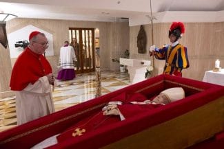 Știri de azi | Trupul neînsufleţit al Papei Francisc va fi depus miercuri în Bazilica Sfântul Petru până la funeralii / Credincioşii pot aduce un omagiu până vineri seară - Știri de azi | 