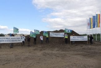 protest-autostrada-moldovei.jpg - Știri de azi Știri de azi | Protest al asociaţiilor civice ieşene pro-autostradă organizat în timpul evenimentului de începere a lucrărilor la podul de peste Prut. Manifestanţii au cerut urgentarea lucrărilor pe sectorul Ungheni-Iaşi-Moţca din Autostrada A8 - Știri de azi |