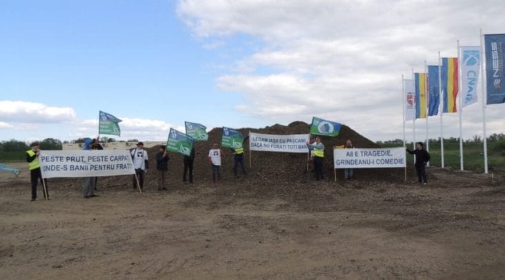 Știri de azi | Protest al asociaţiilor civice ieşene pro-autostradă organizat în timpul evenimentului de începere a lucrărilor la podul de peste Prut. Manifestanţii au cerut urgentarea lucrărilor pe sectorul Ungheni-Iaşi-Moţca din Autostrada A8 - Știri de azi | 