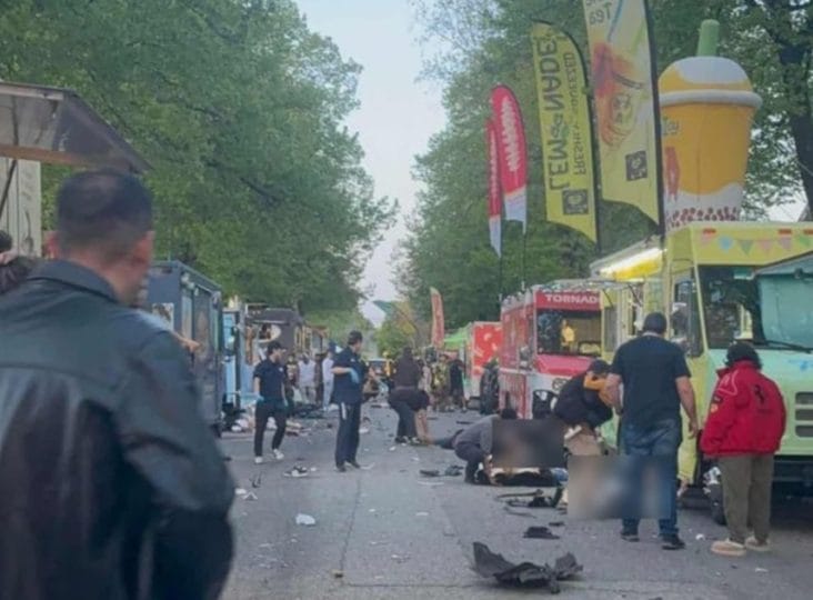 vancouver-suv-lupa-lupa-tw.jpg - Știri de azi Știri de azi | Bilanţul atacului de la festivalul din Vancouver a crescut: au murit 11 persoane - Știri de azi |