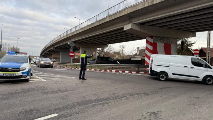 Știri de azi | Şoferii care circulă pe ruta Ploieşti-Braşov, sfătuiţi să aleagă DN1 A, în urma incidentului de la Comarnic, unde dintr-o cisternă sunt scurgeri de acid sulfuric – FOTO - Știri de azi | 