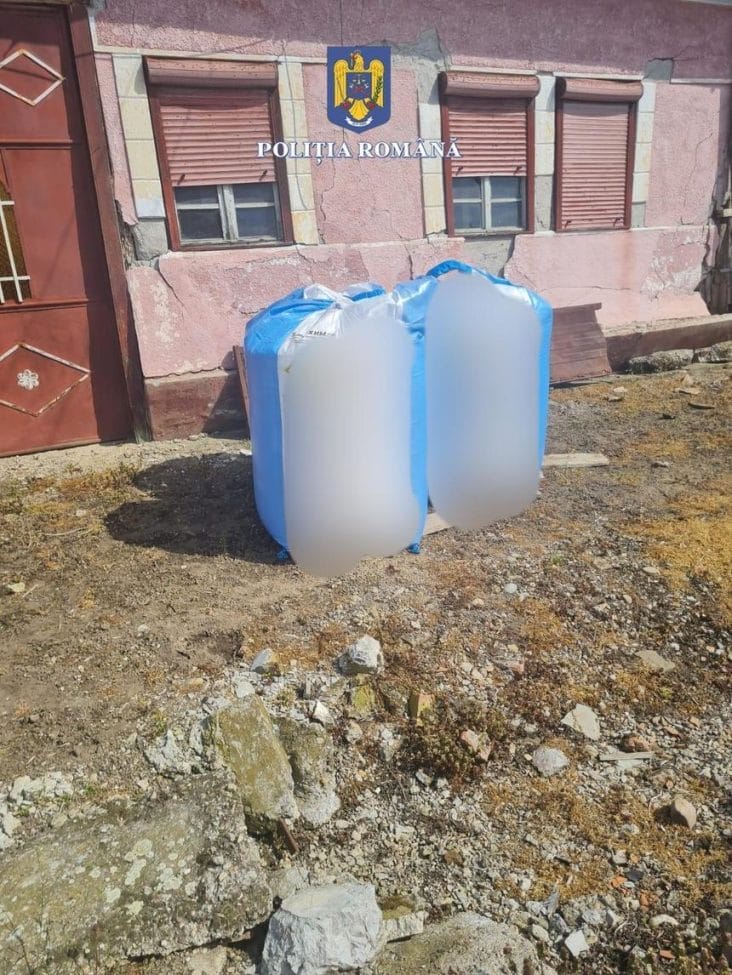 Știri de azi | Arad: Peste 40 de tone de substanţe periculoase, depozitate pe un drum principal / Au fost ridicate de poliţişti - Știri de azi | 