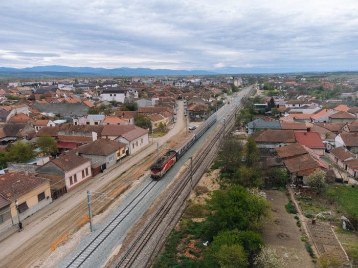 Știri de azi | Primul kilometru de cale ferată modernizat a fost dat în circulaţie pe tronsonul Lugoj – Timişoara, fiind parte din magistrala CFR care se modernizează cu bani din PNRR – FOTO - Știri de azi | 