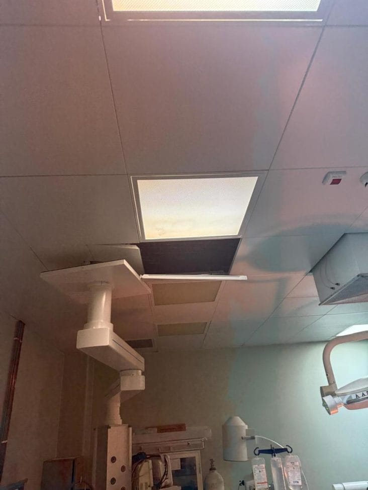 whatsapp-image-2025-04-15-at-15-02-03.jpg - Știri de azi Știri de azi | Incident într-o sală de operaţii a Institutului ”Marius Nasta” din Capitală. O placă din tavanul fals s-a desprins în timpul unei intervenţii chirurgicale. Explicaţiile reprezentanţilor unităţii sanitare – FOTO - Știri de azi |