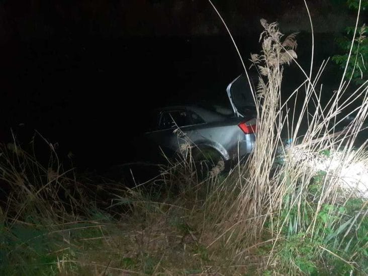 whatsapp-image-2025-04-26-at-12-37-54.jpg - Știri de azi Știri de azi | Olt: Două tinere au fost salvate, după ce maşina în care se aflau a căzut într-un canal de irigaţii/ Când au sosit echipajele de intervenţie, ele se aflau pe plafonul maşinii scufundate în apă - Știri de azi |