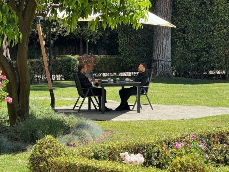 zelenski-macron-funeralii-hay.jpg - Știri de azi Știri de azi | Întâlnire Zelenski-Macron în grădina Ambasadei Franţei la Roma, în marja funeraliilor Papei Francisc - Știri de azi |