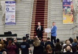 Reprezentantul ICI București primește diploma de recunoaștere din partea InfoCons pe scena principală a unui eveniment oficial dedicat Zilei Mondiale a Proprietății Intelectuale, desfășurat la Palatul Parlamentului, în fața unei audiențe formate din oficiali, presă și participanți.