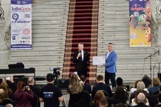 Știri de azi | ICI București, premiat de InfoCons pentru contribuția la protejarea proprietății intelectuale - Știri de azi | Reprezentantul ICI București primește diploma de recunoaștere din partea InfoCons pe scena principală a unui eveniment oficial dedicat Zilei Mondiale a Proprietății Intelectuale, desfășurat la Palatul Parlamentului, în fața unei audiențe formate din oficiali, presă și participanți.