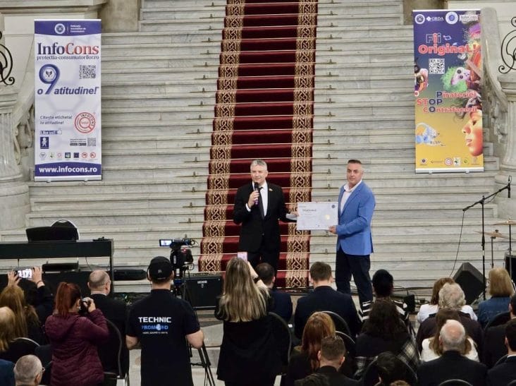 Știri de azi | ICI București, premiat de InfoCons pentru contribuția la protejarea proprietății intelectuale - Știri de azi | Reprezentantul ICI București primește diploma de recunoaștere din partea InfoCons pe scena principală a unui eveniment oficial dedicat Zilei Mondiale a Proprietății Intelectuale, desfășurat la Palatul Parlamentului, în fața unei audiențe formate din oficiali, presă și participanți.