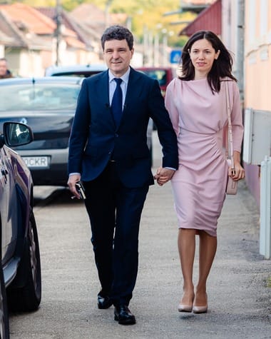 Știri de azi | Nicuşor Dan, despre mutarea din vila în care stă cu chirie: Suntem într-o perioadă de tranziţie. Încă o lună, până se termină şcoala. Am promis că luăm o decizie / Despre partenera sa: Încearcă să realizeze că trebuie să meargă cu SPP-ul, nu e uşor - Știri de azi | 