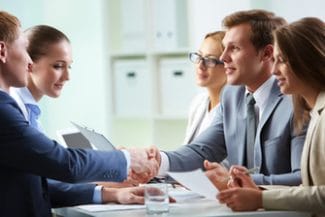 Știri de azi | STUDIU EY: 48% dintre angajatorii de la nivel global au dificultăţi în recrutare, iar 74% se confruntă cu întârzieri în ocuparea poziţiilor de top management - Știri de azi | 