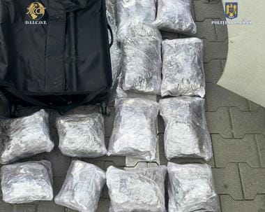 Știri de azi | Hunedoara: Bărbat arestat preventiv după ce a adus în ţară peste 6,5 kilograme de canabis într-un troler - Știri de azi | 