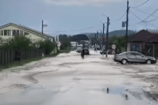 Știri de azi | Caraş-Severin: DN 58B, inundat la ieşirea din Bocşa / Trafic blocat / Curţi şi anexe gospodăreşti afectate de viitură – VIDEO - Știri de azi | 
