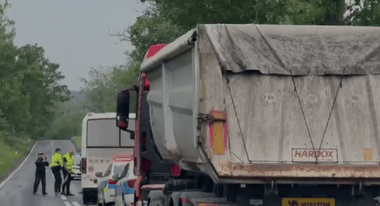 captura-de-ecran-2025-05-07-172444.png - Știri de azi Știri de azi | UPDATE – Plan Roşu de Intervenţie în judeţul Tulcea, după un accident în care a fost implicat un autocar cu 20 de persoane şi un TIR / Toate persoanele refuză transportul la spital - Știri de azi |