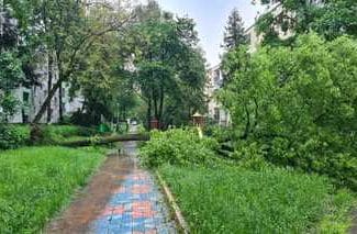 Știri de azi | IGSU: Efecte ale ploilor şi furtunilor, în 21 de localităţi din nouă judeţe/ Au fost inundate locuinţe, terenuri de fotbal şi un depou CFR/ 19 copaci au căzut, şase autoturisme fiind avariate – FOTO, VIDEO - Știri de azi | 