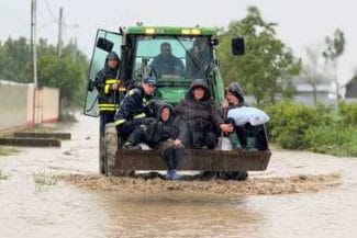 Știri de azi | Botoşani: Peste 20 de persoane, între care şi copii, evacuate după ce locuinţele le-au fost inundate. Unii dintre sinistraţi au fost duşi la un centru pentru vârstnici, alţii au plecat la rude – FOTO, VIDEO - Știri de azi | 