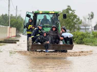 Știri de azi | Botoşani: Peste 20 de persoane, între care şi copii, evacuate după ce locuinţele le-au fost inundate. Unii dintre sinistraţi au fost duşi la un centru pentru vârstnici, alţii au plecat la rude – FOTO, VIDEO - Știri de azi | 