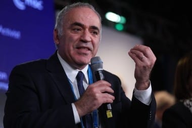 Știri de azi | Garry Kasparov: Dacă nu votezi pentru că ai impresia că decizia nu e în mâinile tale, poţi să ajungi ca în Rusia sau China, unde votul tău este irelevant/ Aşa că bucură-te sau doar fii mândru că poţi de fapt să schimbi ceva când alegi un nume – VIDEO - Știri de azi | 