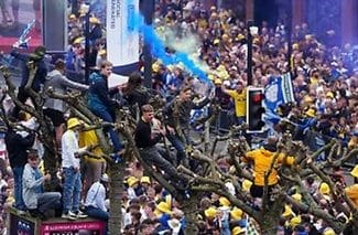 Știri de azi | Suporter al echipei Leeds, în comă după ce a căzut dintr-un copac în timp ce sărbătorea promovarea în Premier League - Știri de azi | 