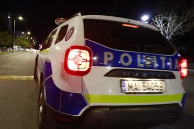 masina-de-politie-buna.jpg - Știri de azi Știri de azi | Un bărbat prins după ce comisese o tâlhărie a muşcat de mână un poliţist şi l-a lovit în faţă, iar apoi a fugit/ El s-a baricadat într-un imobil şi a ameninţat că îşi va face rău În final, a fost convins să renunţe la gestul său - Știri de azi |