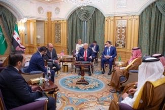 mbs-trump-sharaa-tw2.jpg - Știri de azi Știri de azi | Trump se întâlneşte la Riad cu preşedintele sirian Ahmad al-Sharaa, după ce ridică sancţiunile impuse Siriei. Erdogan, pe Internet, şi Mohammed bin Salman participă la o întâlnire de o jumătate de oră - Știri de azi |