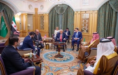 mbs-trump-sharaa-tw2.jpg - Știri de azi Știri de azi | Trump se întâlneşte la Riad cu preşedintele sirian Ahmad al-Sharaa, după ce ridică sancţiunile impuse Siriei. Erdogan, pe Internet, şi Mohammed bin Salman participă la o întâlnire de o jumătate de oră - Știri de azi |