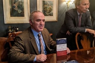 media-174083030449982800.jpg - Știri de azi Știri de azi | Garry Kasparov a deschis oficial etapa de la Bucureşti a Grand Chess Tour 2025. Participă şi campionul mondial Dommaraju - Știri de azi |