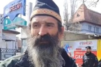 media-174282493266032500.jpg - Știri de azi Știri de azi | Alertă pentru poliție! Plecat să fie audiat la Tribunalul București, Stegarul Dac s-a urcat în copac în fața instituției - Știri de azi |