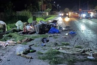 Știri de azi | UPDATE O mașină a intrat într-o căruță în care se aflau 10 oameni.Trei copii și un adult au ajuns la spital - Știri de azi | 