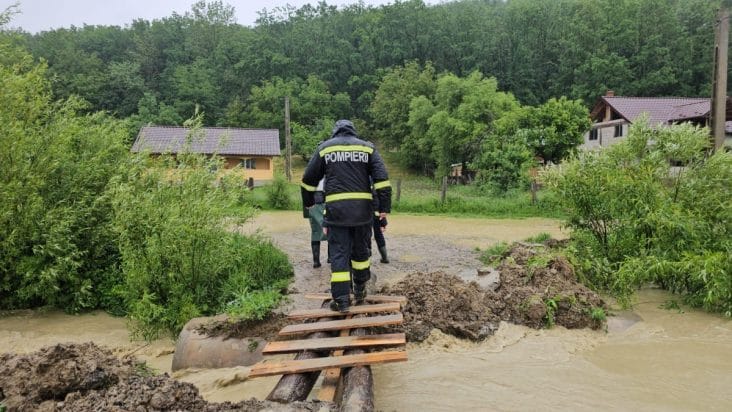 Știri de azi | Vremea rea a făcut prăpăd în România: Pompierii au descins în 60 de localități - Știri de azi | 