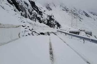 ninsoare-transfagarasan.jpg - Știri de azi Știri de azi | Ninsoare pe Transfăgărăşan/ S-a depus un strat nou de zăpadă, de aproximativ 10 centimetri/ DRDP Braşov: Cu toate greutăţile rămânem însă determinaţi să deschidem Transfăgărăşanul până la sfârşitul acestei luni – FOTO - Știri de azi |