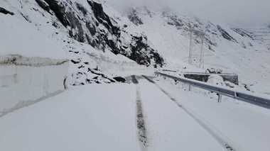 ninsoare-transfagarasan.jpg - Știri de azi Știri de azi | Ninsoare pe Transfăgărăşan/ S-a depus un strat nou de zăpadă, de aproximativ 10 centimetri/ DRDP Braşov: Cu toate greutăţile rămânem însă determinaţi să deschidem Transfăgărăşanul până la sfârşitul acestei luni – FOTO - Știri de azi |