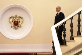 putin-pe-scari-kremlin.jpg - Știri de azi Știri de azi | UPDATE – Putin propune negocieri directe cu Ucraina, în 15 mai, la Istanbul. El vrea ca discuţiile să fie reluate „din punctul în care au fost întrerupte” în 2022 şi să elimine „cauzele profunde” ale conflictului - Știri de azi |